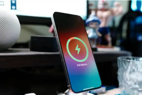 郾城苹果15换屏服务分享用什么充电器给iPhone15充电更好 